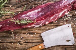 crudo Manzo carne. crudo Manzo filetto di manzo bistecca su un' taglio tavola con rosmarino Pepe sale nel altro posizioni. foto