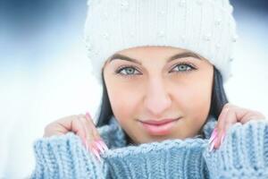 ritratto di giovane donna con inverno Abiti maglione e berretto foto