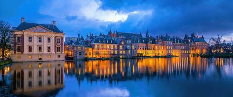 binnenhof castello olandese parlamento paesaggio urbano centro orizzonte di aia nel Olanda foto