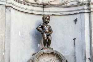 manneken pis poco uomo fare pipì o Le petit Julien, un' molto famoso bronzo scultura punto di riferimento nel Bruxelles foto