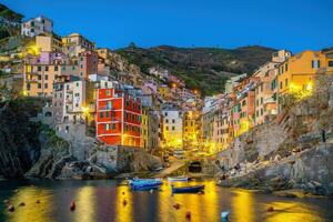 colorato paesaggio urbano di edifici al di sopra di mediterraneo mare, Europa, cinque terre nel Italia foto