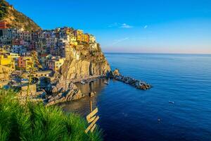 colorato paesaggio urbano di edifici al di sopra di mediterraneo mare, Europa, cinque terre nel Italia foto