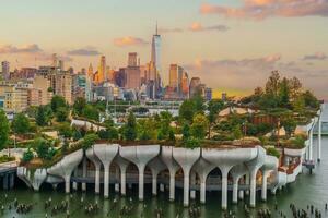 paesaggio urbano di centro Manhattan orizzonte con il poco isola pubblico parco nel nuovo York città a Alba foto