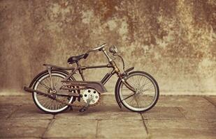 un' Vintage ▾ bicicletta è seduta su il terra foto