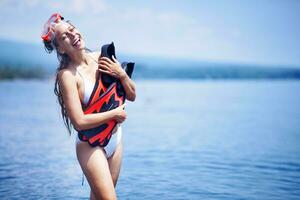 bella donna sulla spiaggia foto