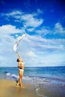 bella donna sulla spiaggia foto