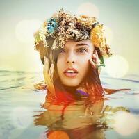 un' donna nel il acqua con fiori su sua testa foto