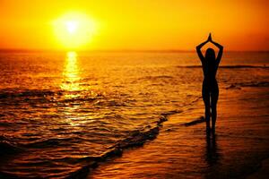 donna su il spiaggia durante tramonto tempo foto