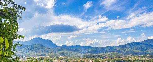 città di luang prabang in laos panorama del paesaggio con catena montuosa. foto