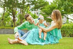 famiglia con bambino nel parco foto