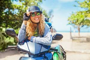 donna in sella a una moto foto