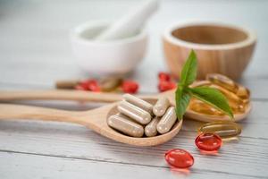 medicina alternativa capsula organica a base di erbe con vitamina e omega 3 olio di pesce, minerale, farmaco con foglie di erbe integratori naturali per una vita sana e buona. foto