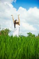 donna nel un' verde campo foto