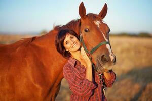 bellissimo donna con cavallo foto