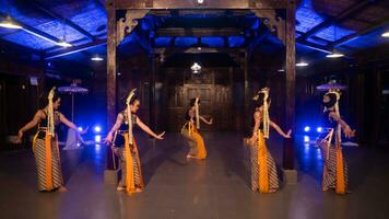 un' gruppo di giavanese ballerini nel tradizionale fantasia costumi danza con loro amici foto