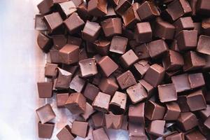 gocce di cioccolato e sfondo di cioccolato