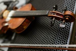 dettaglio di un' violino, musicale strumento, buio sfondo, superiore Visualizza foto