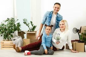 famiglia disimballaggio cartone scatole a nuovo casa foto