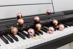 pianoforte tastiera con Natale decorazione, avvicinamento foto