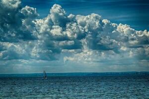 estate blu paesaggio di il baltico mare nel Polonia con un' windsurfista foto