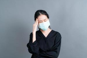 la donna asiatica che indossa una maschera medica protegge la polvere del filtro pm2.5 antinquinamento, anti-smog e covid-19