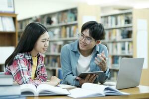 giovane studenti città universitaria aiuta amico attraente su e apprendimento. foto