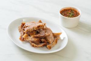 collo di maiale alla griglia con salsa piccante thai