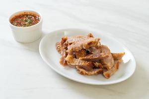collo di maiale alla griglia con salsa piccante thai