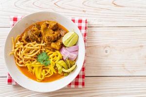 zuppa di noodle al curry del nord della Thailandia con maiale brasato