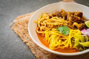 zuppa di noodle al curry del nord della Thailandia con maiale brasato