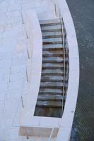 architettura di scale sulla strada foto
