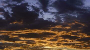 cielo tramonto sfondo concetto. orizzonte superiore Visualizza sera tramonto cielo e il mattina Alba nel il città colorato con copia spazio foto