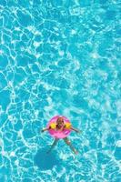 veduta aerea di una bambina in piscina foto