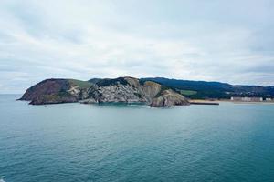 scogliera e spiaggia della costa a bilbao destinazioni di viaggio in spagna foto