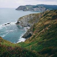 scogliera e spiaggia della costa a bilbao destinazioni di viaggio in spagna foto