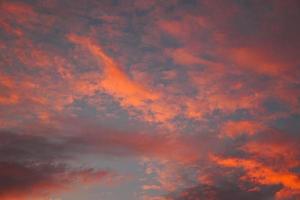 tramonto nel cielo con nuvole arancioni foto