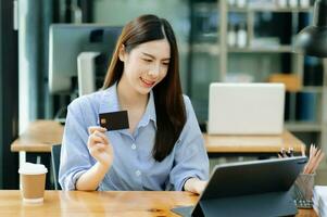 asiatico attività commerciale donna mani Tenere credito carta con digitale strato effetto diagramma come in linea shopping concetto foto