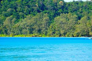 bellissimo tropicale spiaggia come estate paesaggio marino con blu cielo per viaggio nel vacanza rilassare volta, foto