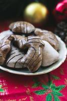 biscotti di panpepato sul tavolo, con decorazioni natalizie cibo festivo
