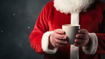 Santa Claus Tenere un' tazza di caldo bevanda nel il suo mani su buio sfondo ai generato foto