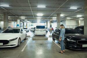 asiatico donna di auto rubato, non posso trova auto a metropolitana parcheggio foto