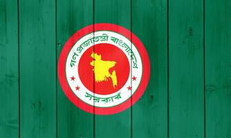 bandiera e cappotto di braccia di persone repubblica di bangladesh su un' strutturato sfondo. concetto collage. foto
