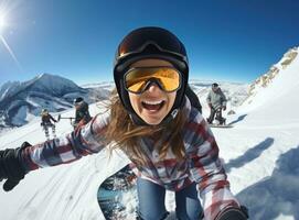 skateboarder ragazze snowboard su superiore di montagna foto