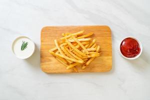 patatine fritte con panna acida e ketchup