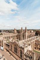Vista ad alto angolo di High Street della città di Oxford, Regno Unito foto