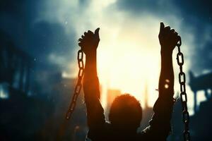 silhouette di un' uomo con sollevato mani contro il sfondo di un' catena. umano diritti giorno foto