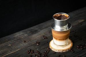 caffè al latte caldo che gocciola in stile vietnam foto