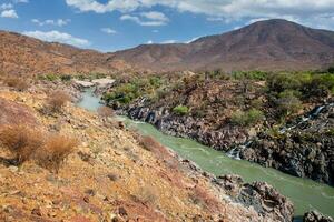 un' fiume fluente attraverso un' roccioso la zona foto