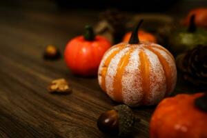 Halloween decorazioni sfondo. Halloween pauroso zucca testa su di legno tavolo Halloween vacanza concetto foto