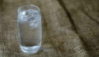 freddo potabile acqua con ghiaccio nel un' pulito bicchiere, bevanda salutare e freddo fuori uso. con copia spazio foto